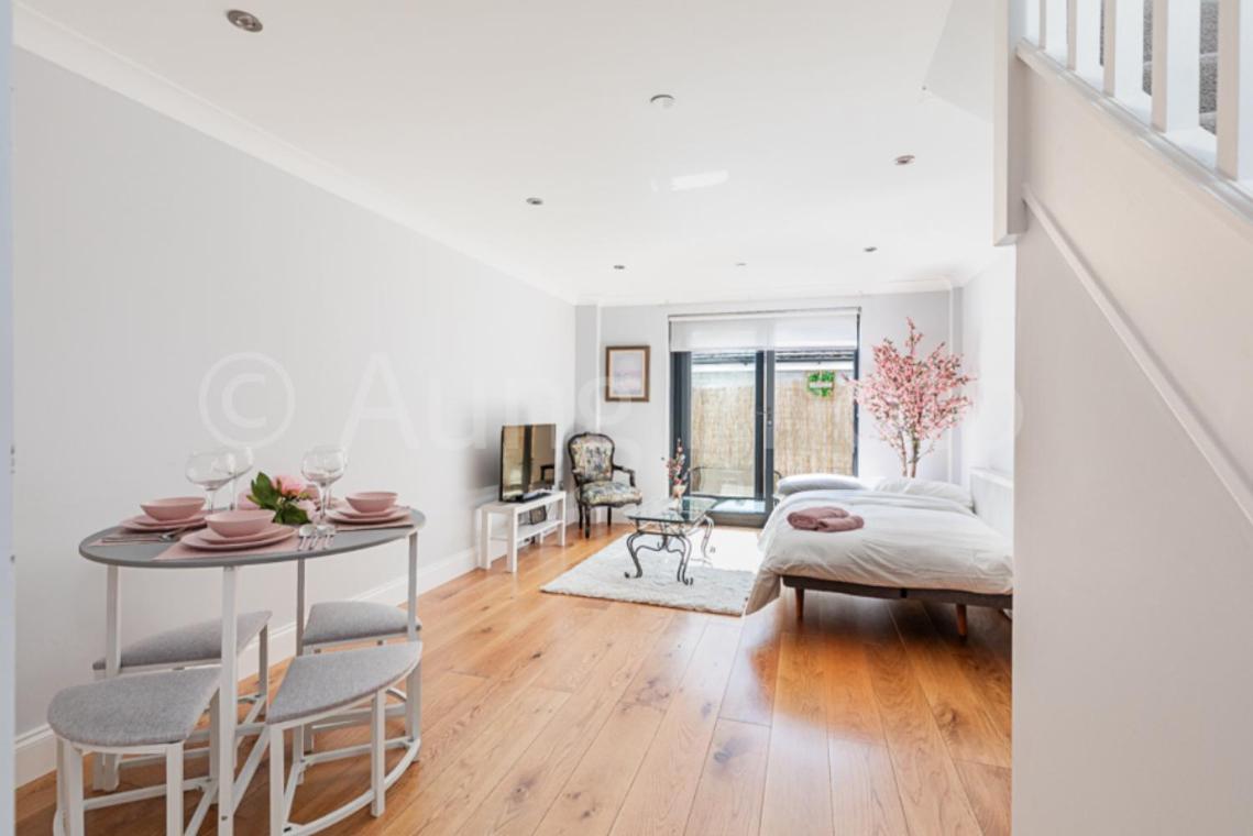 Exceptional 2 Bed Boutique Home In Мил Хил Екстериор снимка